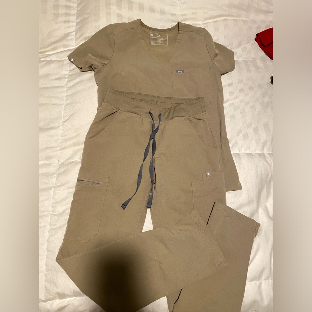 Xs figs scrub set latte color